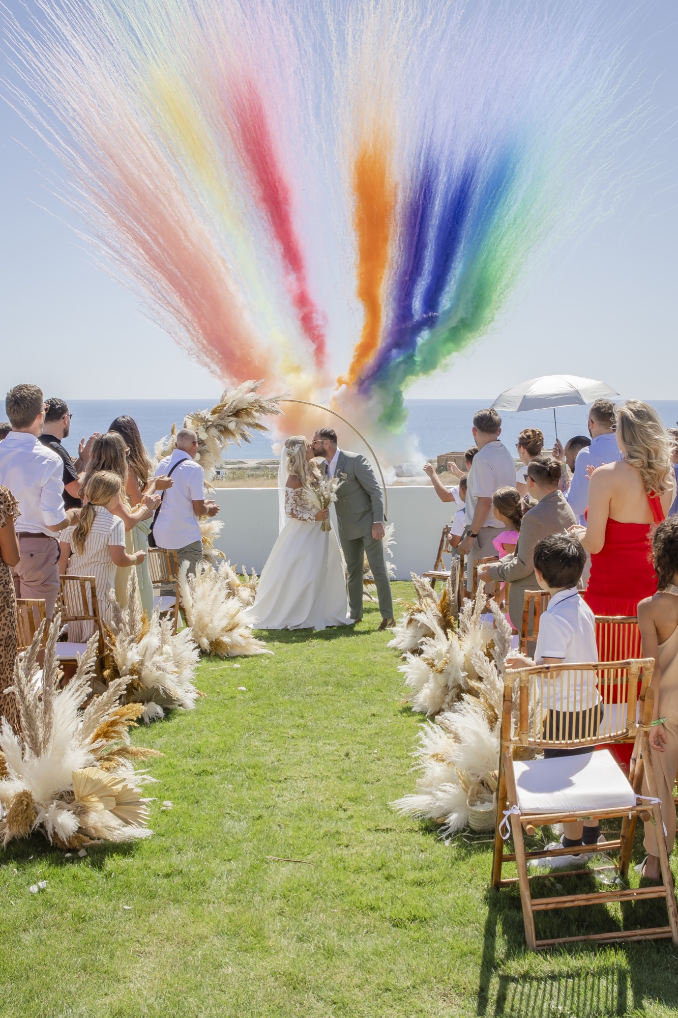Erster Kuss mit Regenbogen-Farbpulver, El Paraiso al Mar Guardias Viejas, Boho-Strandhochzeit in Andalusien