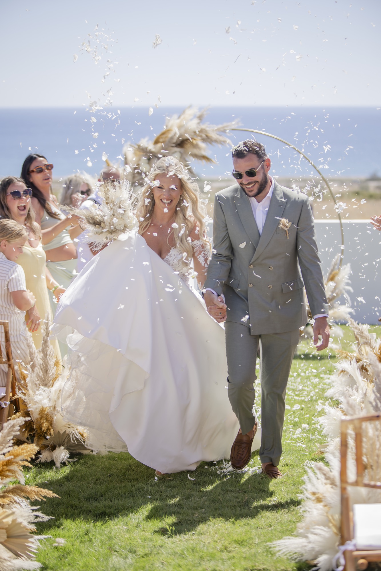 Auszug des Brautpaars im Konfettiregen, El Paraiso al Mar Guardias Viejas, Strandhochzeit Andalusien