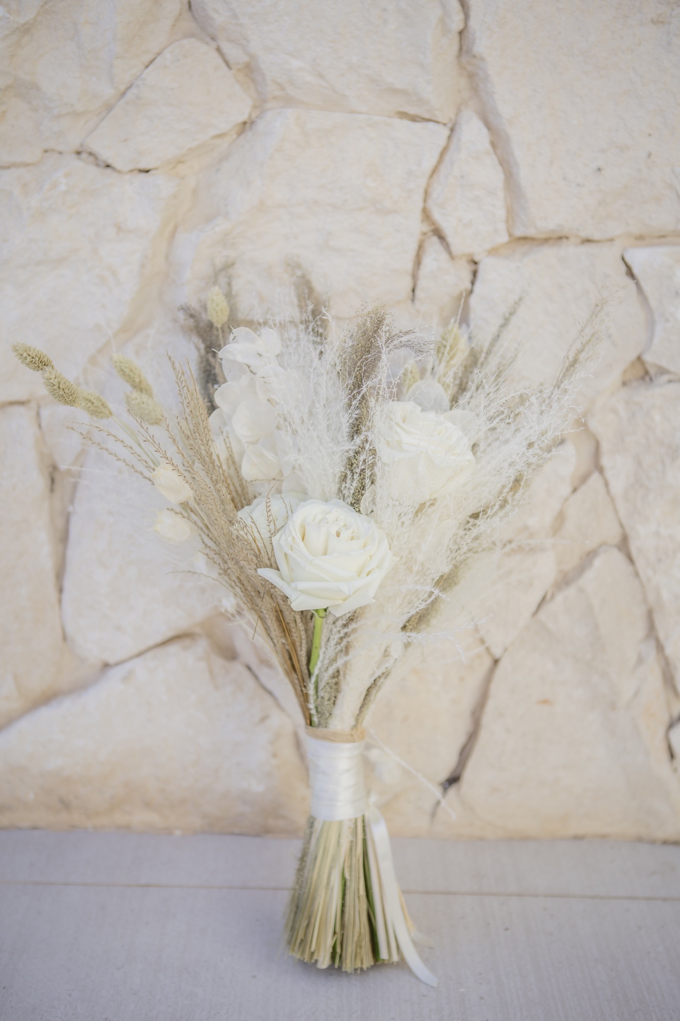 Brautstrauss aus weissen Rosen und Trockenblumen, El Paraiso al Mar Guardias Viejas, Boho-Hochzeit