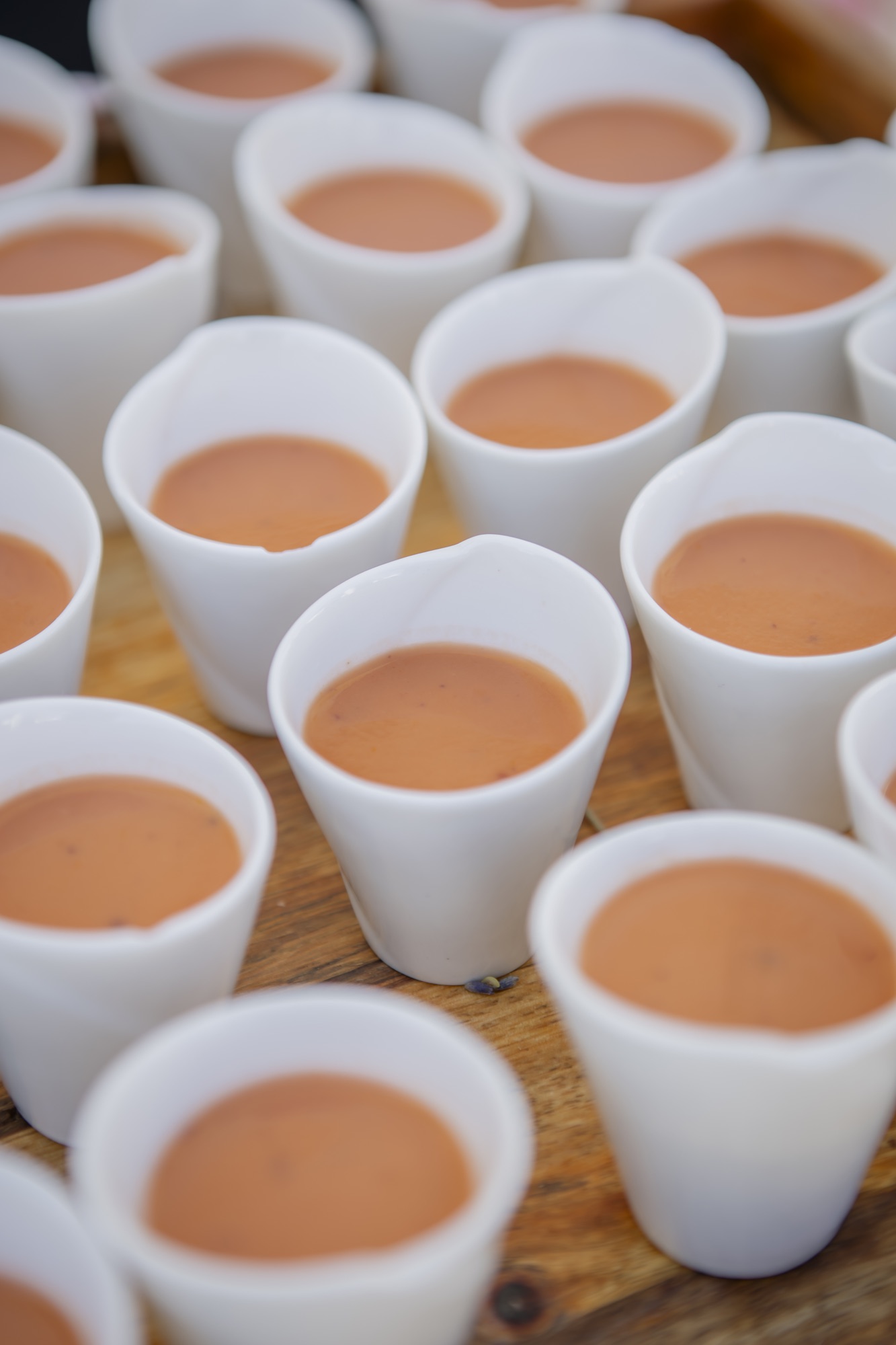 Salmorejo-Shots beim Aperitivo, El Paraiso al Mar Guardias Viejas, Destination Wedding Andalusien