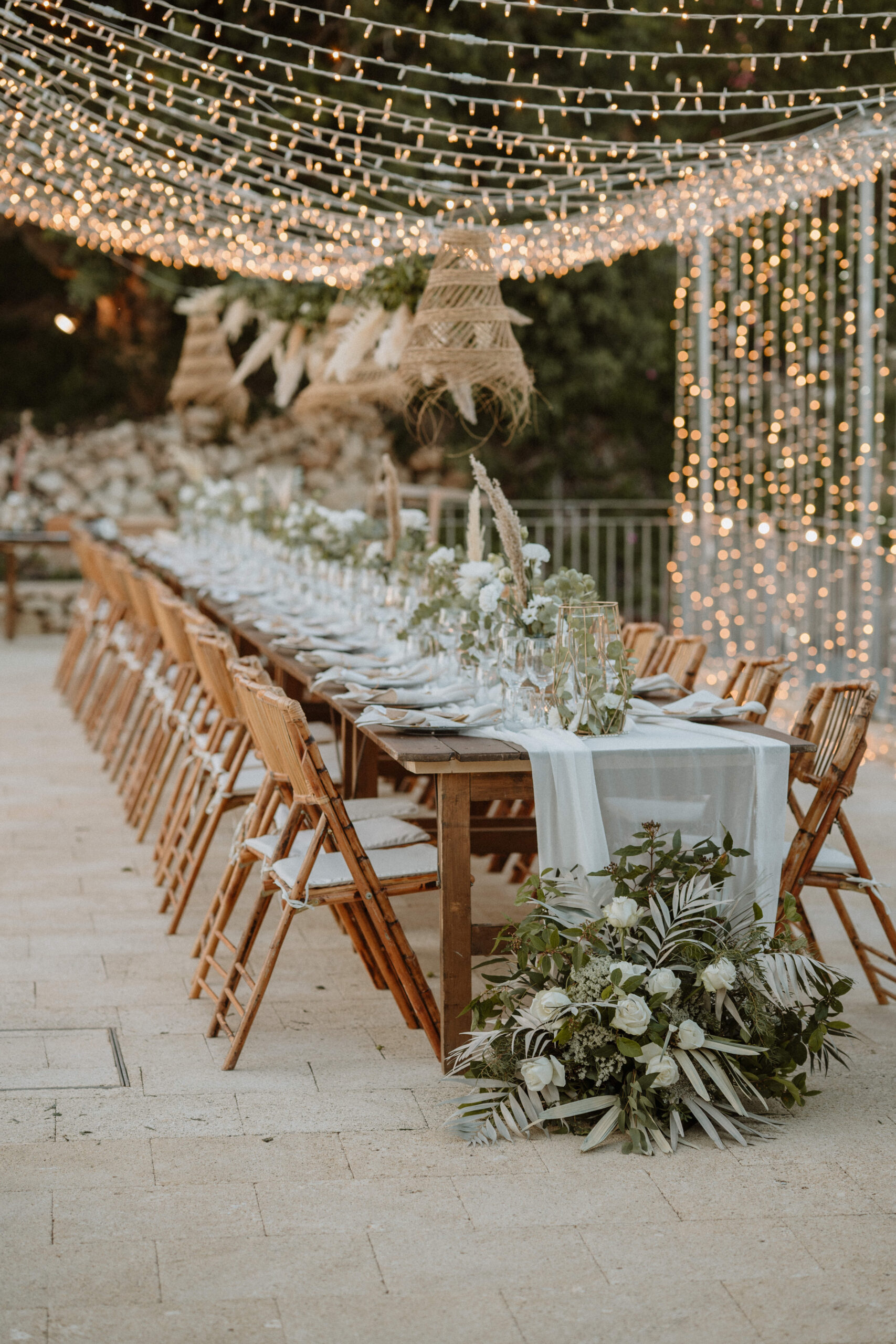 Festtafel mit Lichterketten am Abend, Outdoor Dinner Destination Wedding