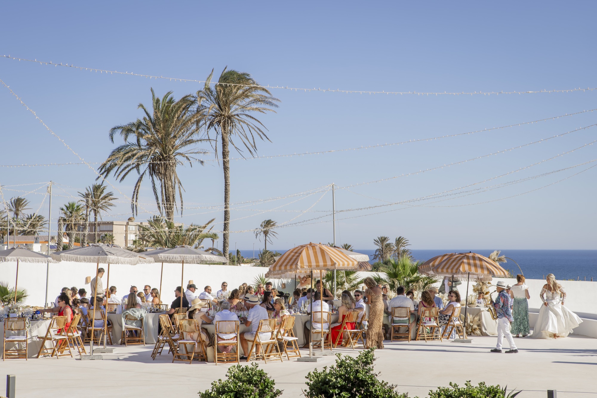 Gaeste beim Aperitivo unter Sonnenschirmen, El Paraiso al Mar Guardias Viejas, Strandhochzeit Andalusien
