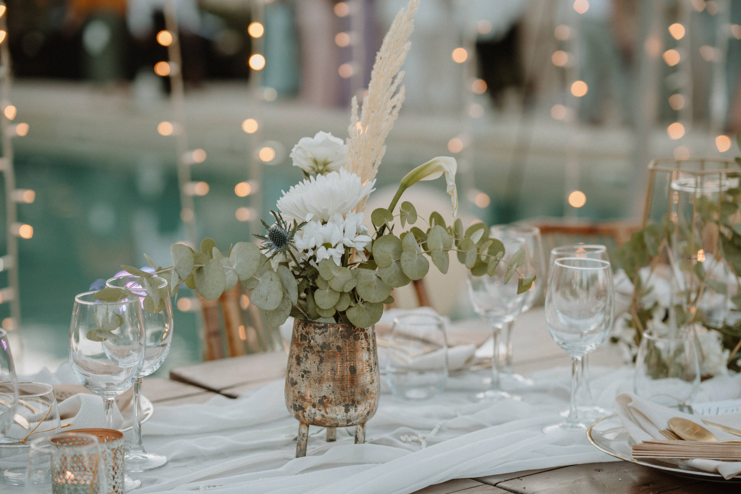 Tischdeko weiße Blumen Eukalyptus Pampasgras, Hochzeit Spanien