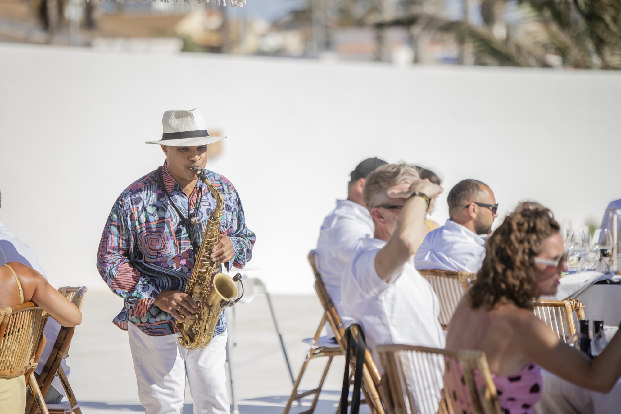 Saxofonist beim Aperitivo, El Paraiso al Mar Guardias Viejas, Boho-Strandhochzeit
