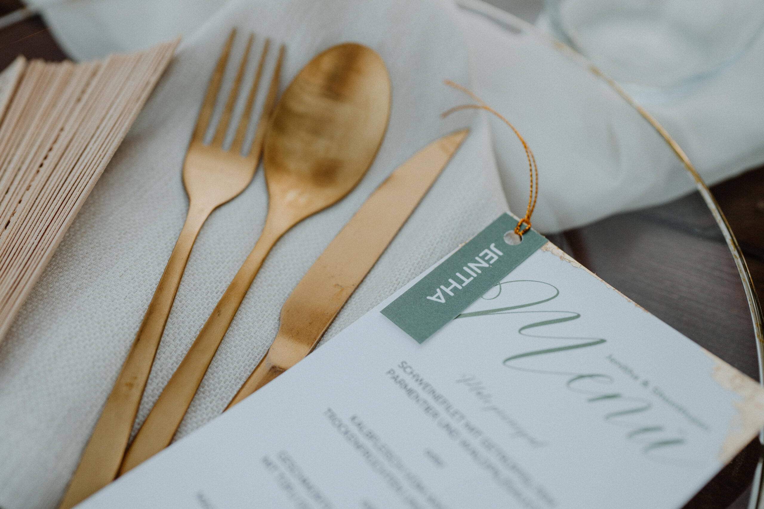 Tischkarte und Goldbesteck Menü Detail, Destination Wedding