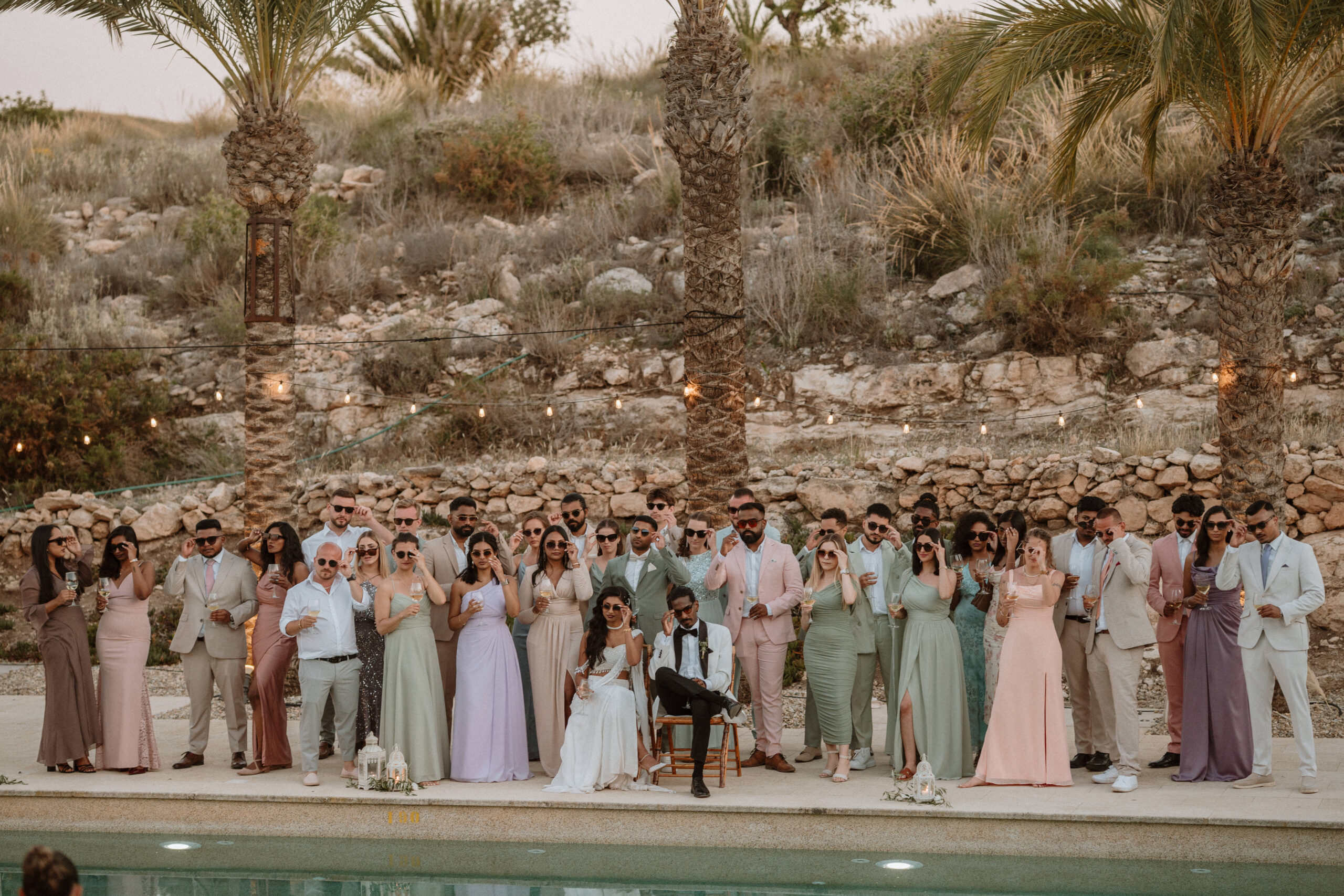 Gruppenfoto alle Gäste am Pool, Hochzeit Cabo de Gata