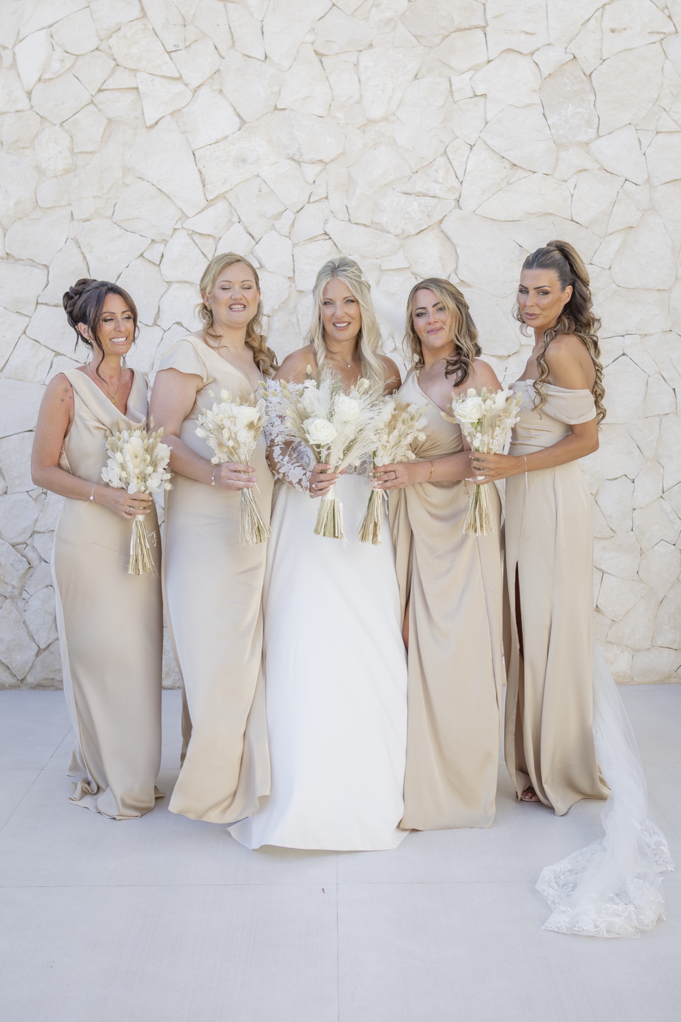 Braut mit Brautjungfern in Champagner-Kleidern, El Paraiso al Mar Guardias Viejas, Boho-Hochzeit