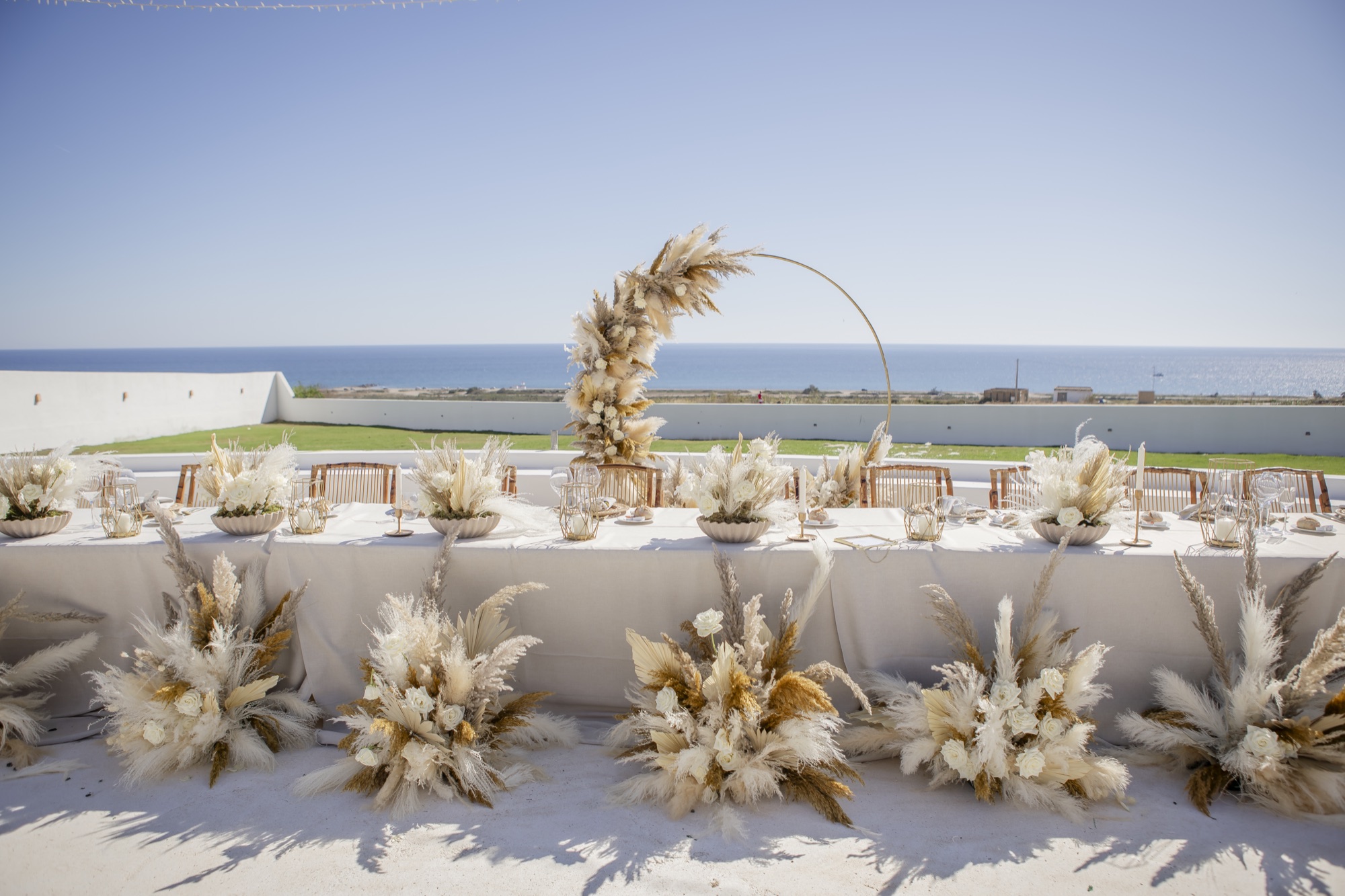 Festtafel mit Pampasgras und Meerblick, El Paraiso al Mar Guardias Viejas, Destination Wedding Andalusien