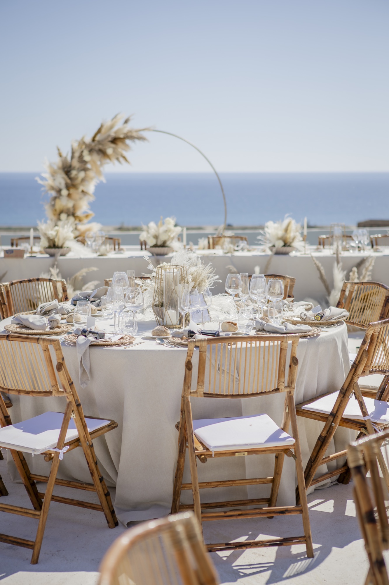 Runde Dinner-Tische mit Meerblick, El Paraiso al Mar Guardias Viejas, Strandhochzeit Andalusien