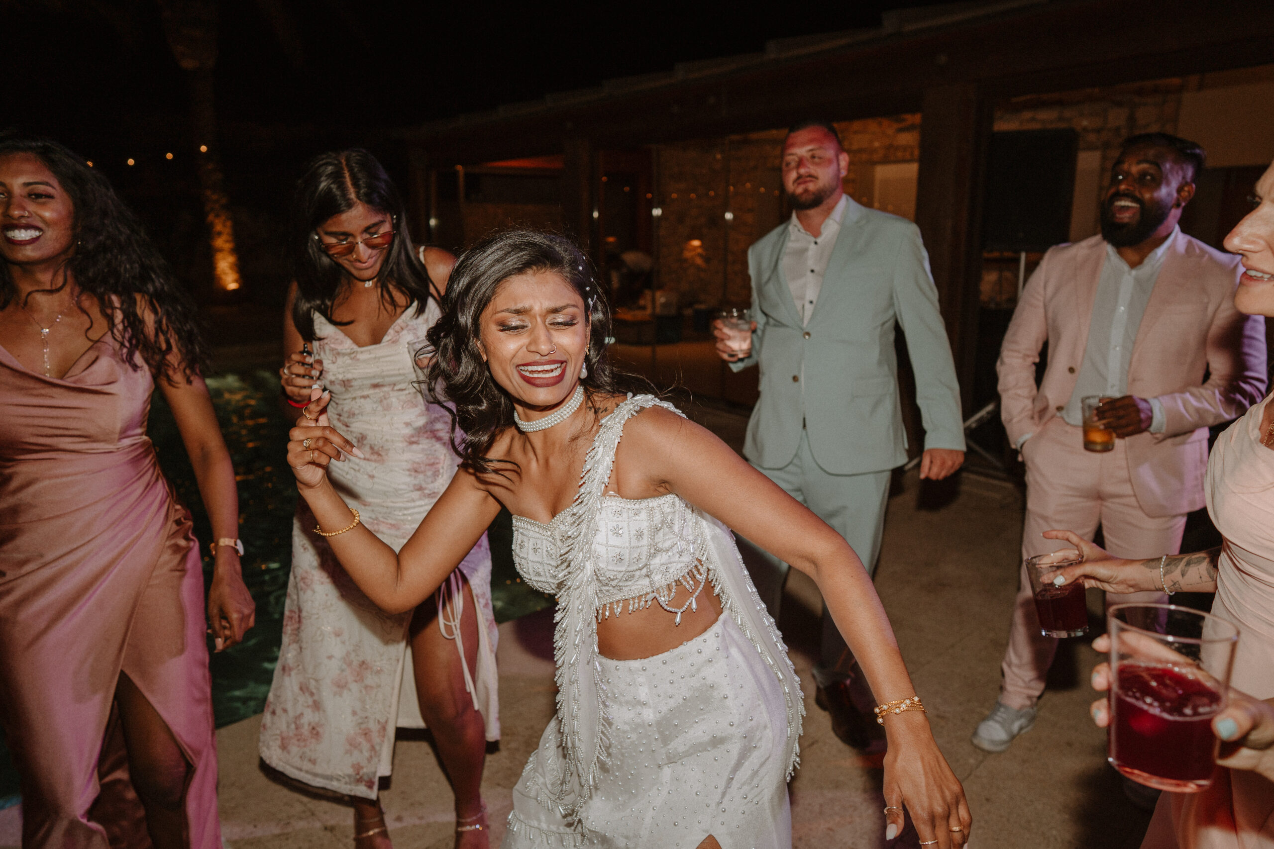 Braut tanzt auf der Party, Destination Wedding Spanien