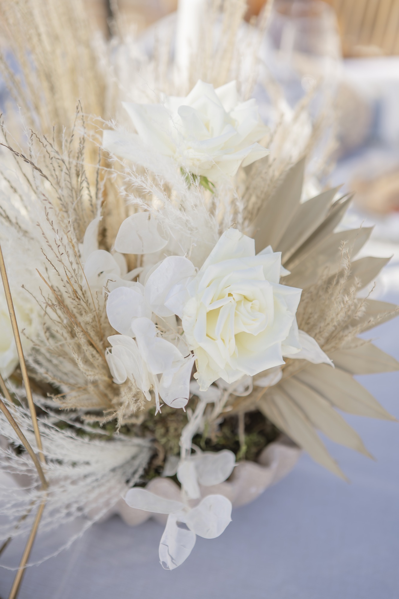 Tischdeko mit weissen Rosen und Pampasgras, El Paraiso al Mar Guardias Viejas, Destination Wedding Andalusien