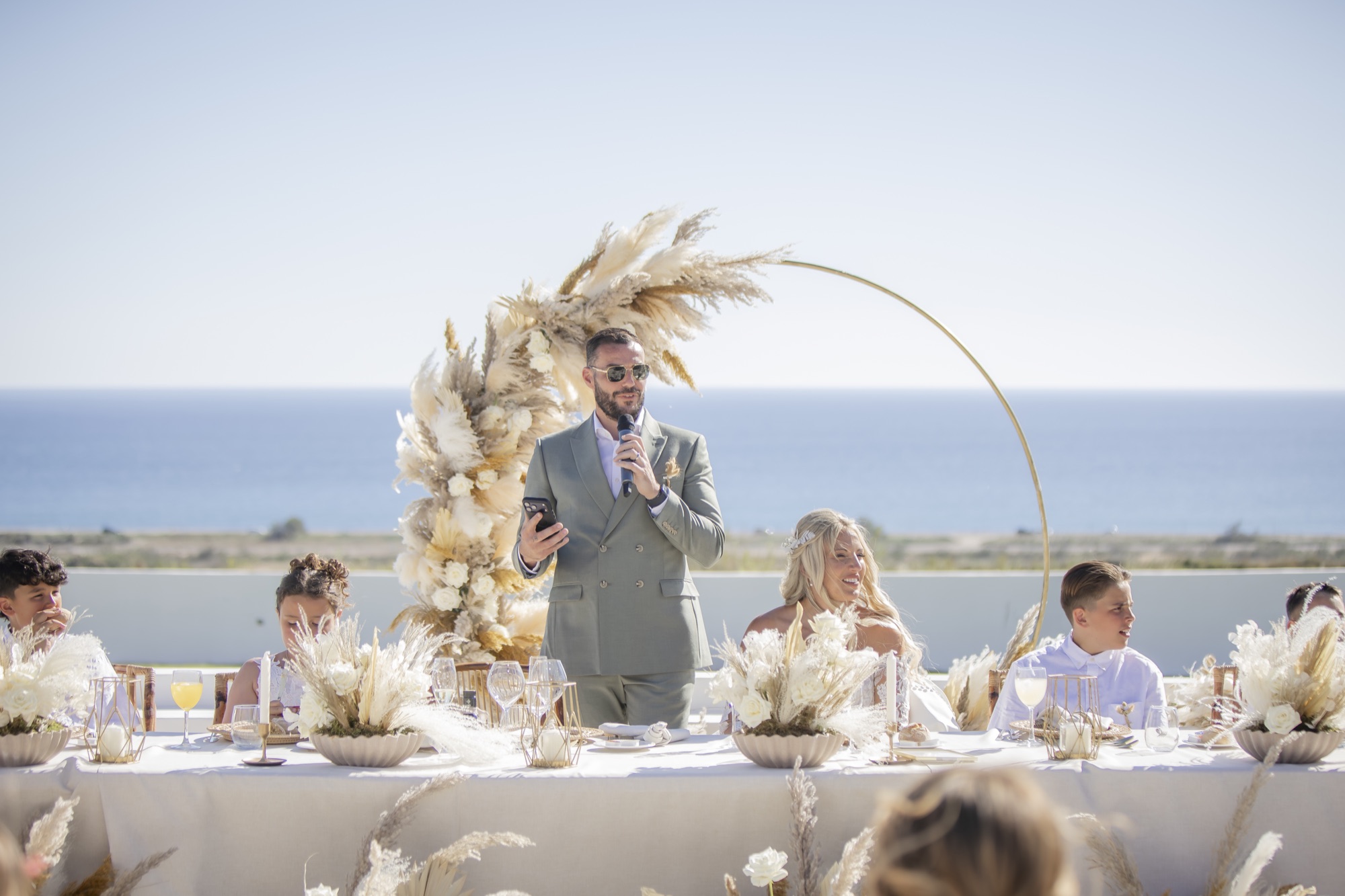 Braeutigam haelt seine Rede beim Dinner, El Paraiso al Mar Guardias Viejas, Boho-Strandhochzeit