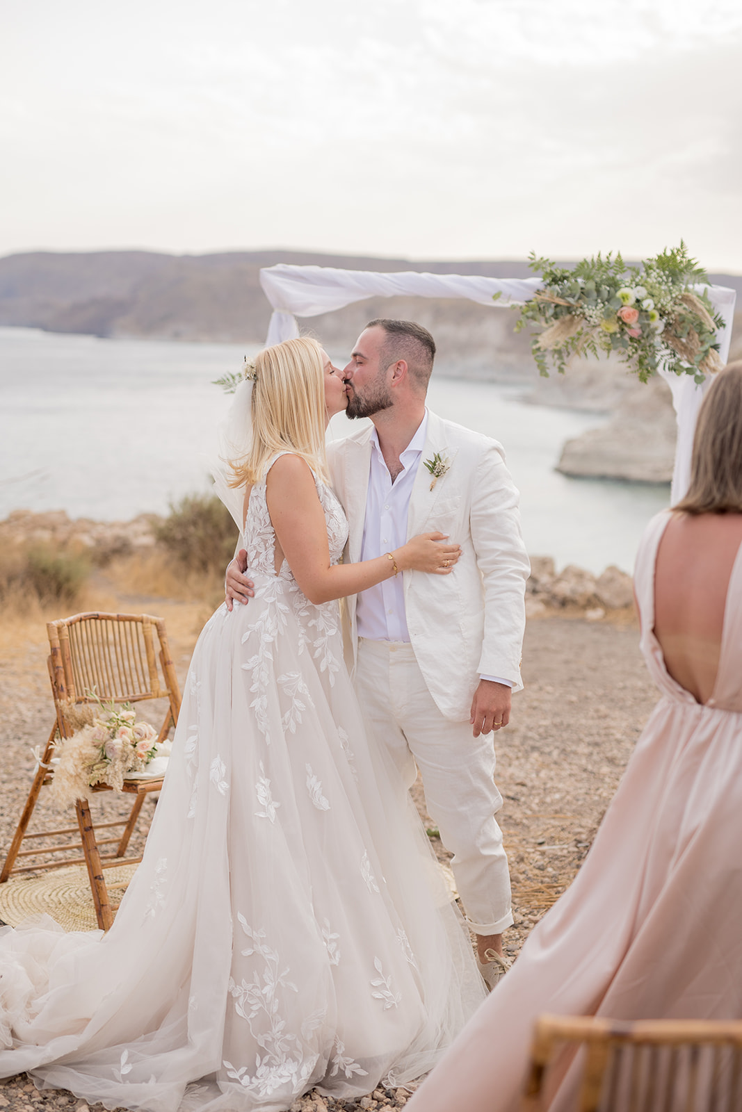 Lara und Michael beim ersten Kuss als Ehepaar auf einem Felshügel über Agua Amarga mit Blick aufs Mittelmeer, Cabo de Gata Andalusien