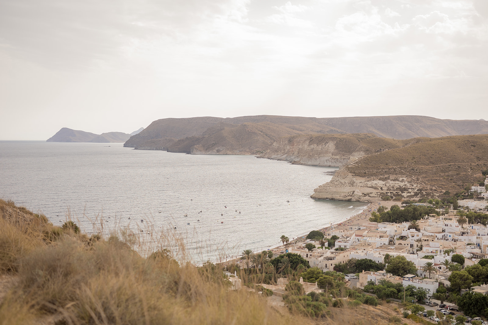 Panoramablick vom Hochzeits-Felshügel über die Bucht von Agua Amarga mit Mittelmeer und Cabo de Gata Naturpark