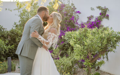 Aus London nach Andalusien.  Boho-Strandhochzeit am Meer an einem Mittwoch im Mai