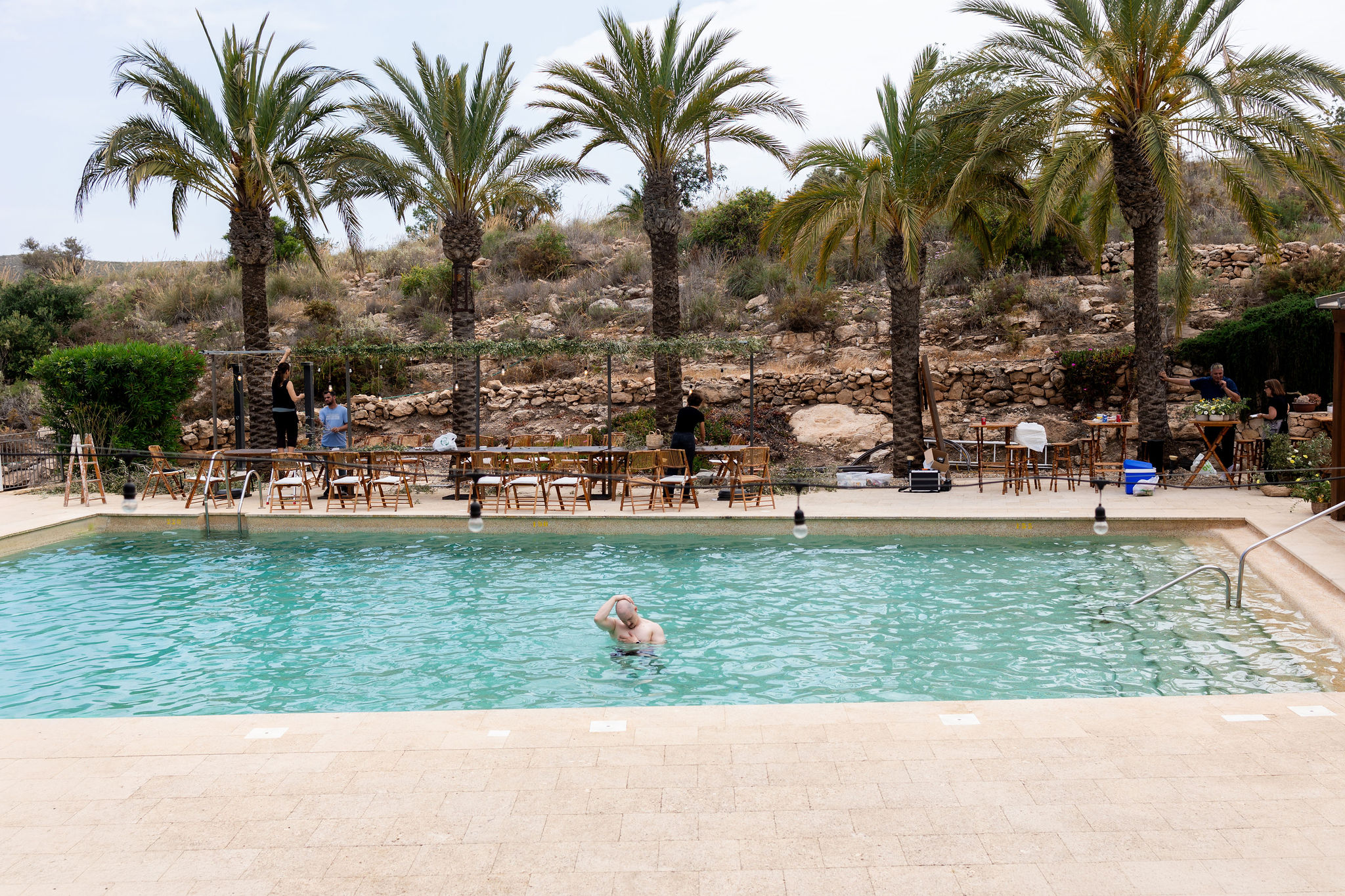 Bräutigam schwimmt vor der Hochzeit im Pool der Finca, Agua Amarga, Boho Strandhochzeit Cabo de Gata