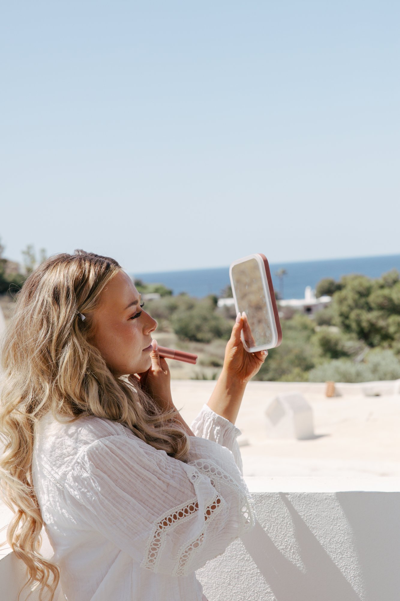Bride getting ready in the sun, Cabo de Gata, beach wedding