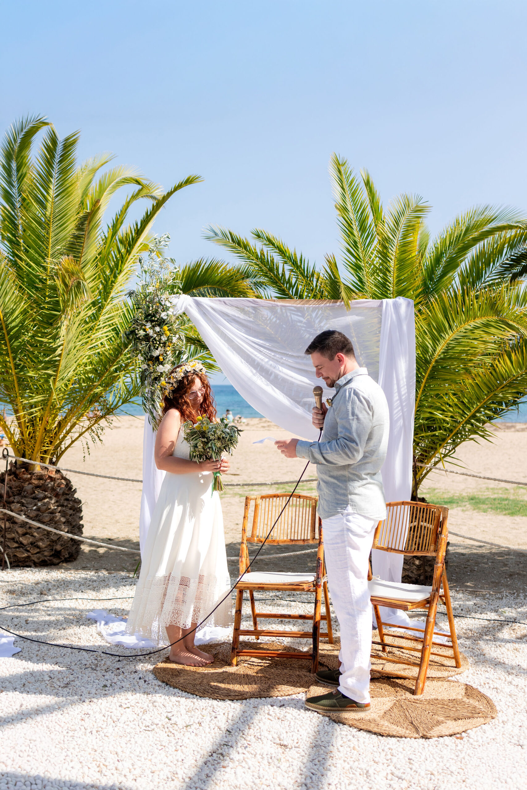 Bräutigam liest sein Ehegelübde am Strand vor, Agua Amarga, Boho Strandhochzeit Cabo de Gata