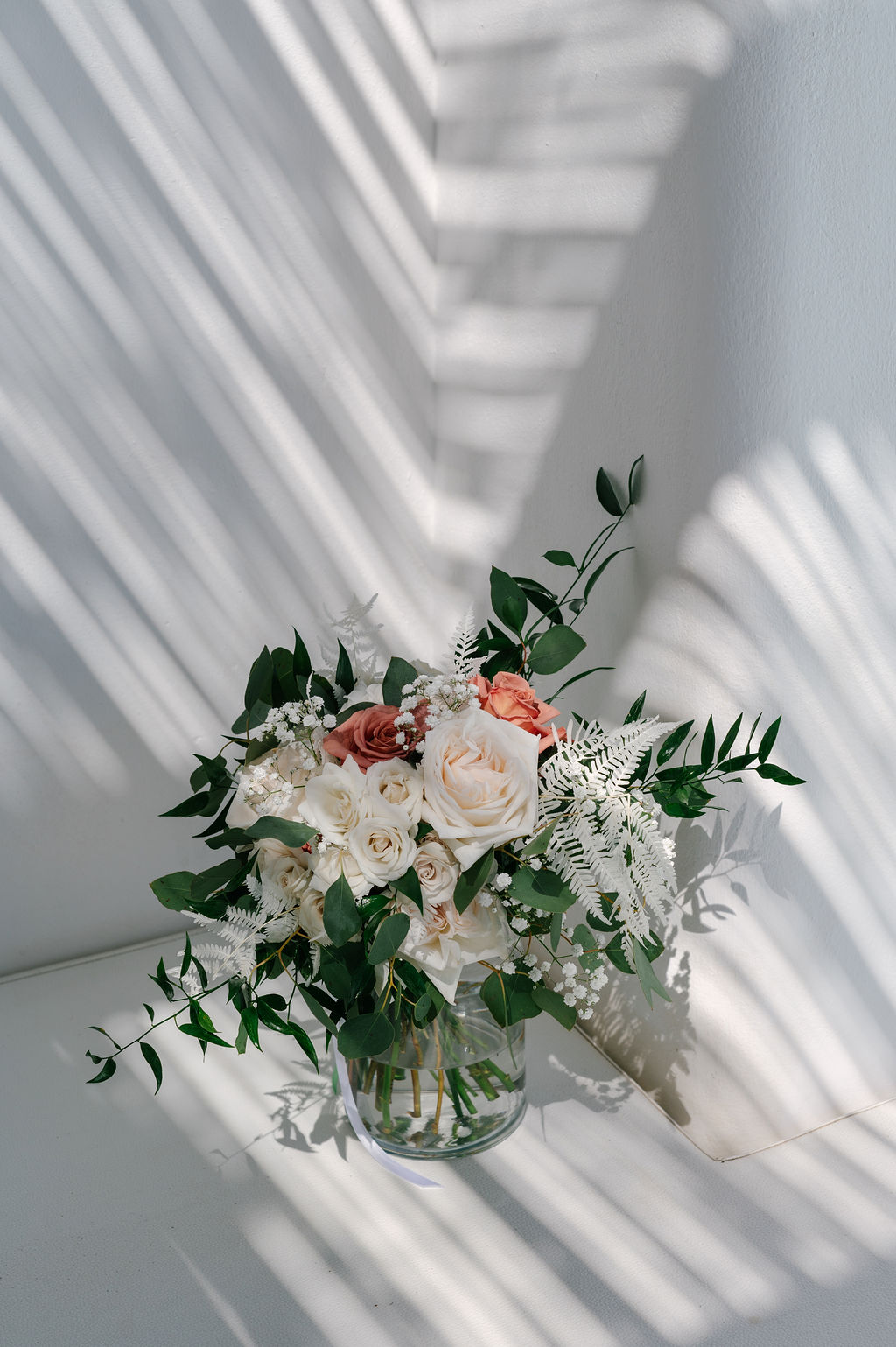 Brautstrauß aus weißen Rosen und Eukalyptus, Cabo de Gata, natürliche Hochzeit