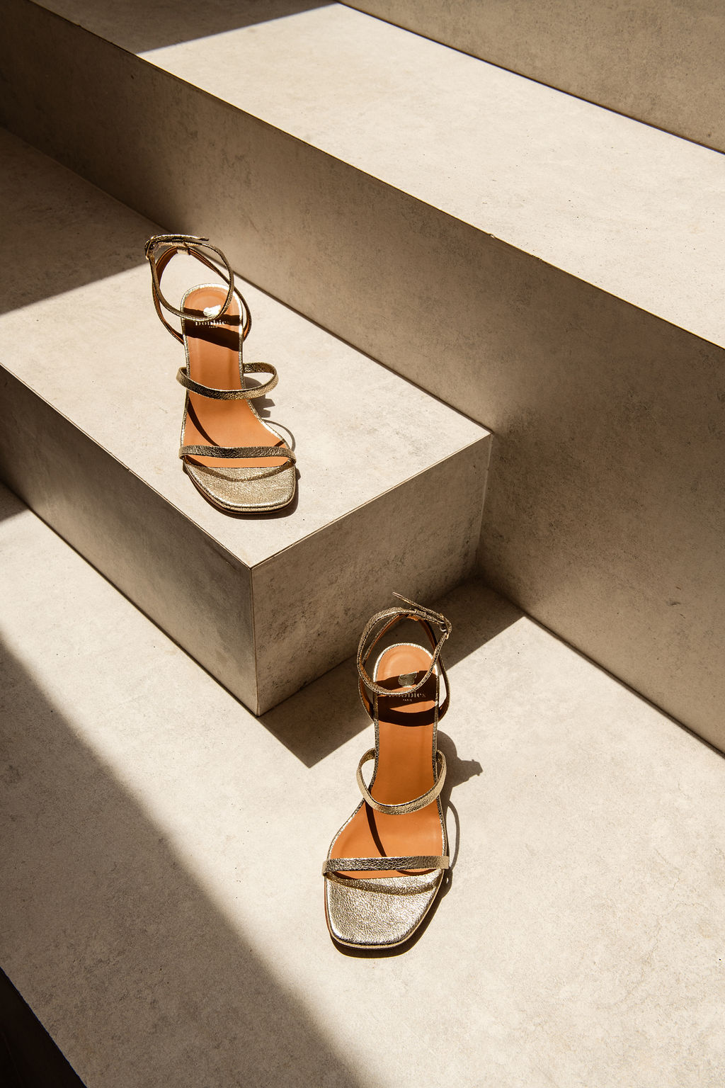 Goldene Brautschuhe im Sonnenlicht, Cabo de Gata, elegante Hochzeit