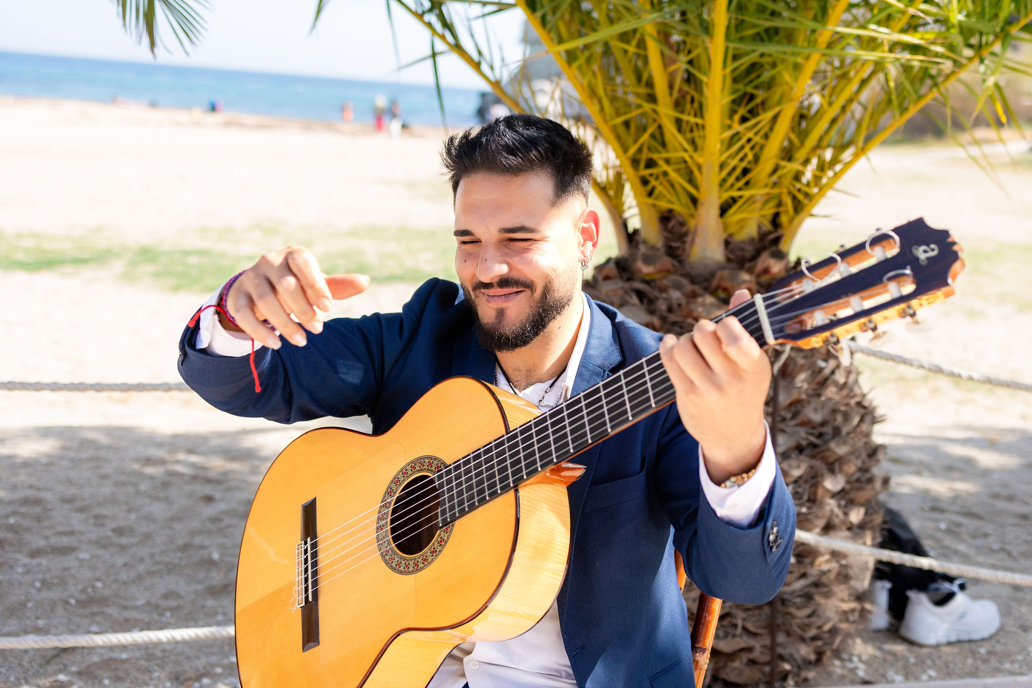 Spanischer Gitarrist spielt bei der Strandzeremonie, Agua Amarga, Boho Strandhochzeit Cabo de Gata