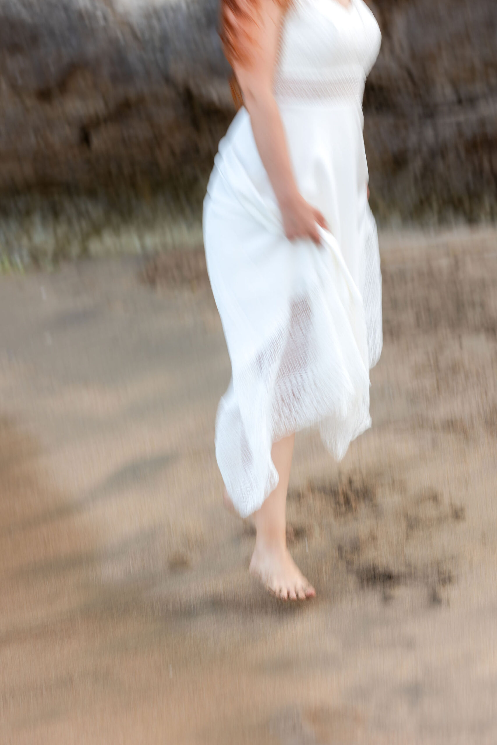 Braut im Boho-Spitzenkleid läuft barfuß am Strand, Cabo de Gata, Boho Strandhochzeit