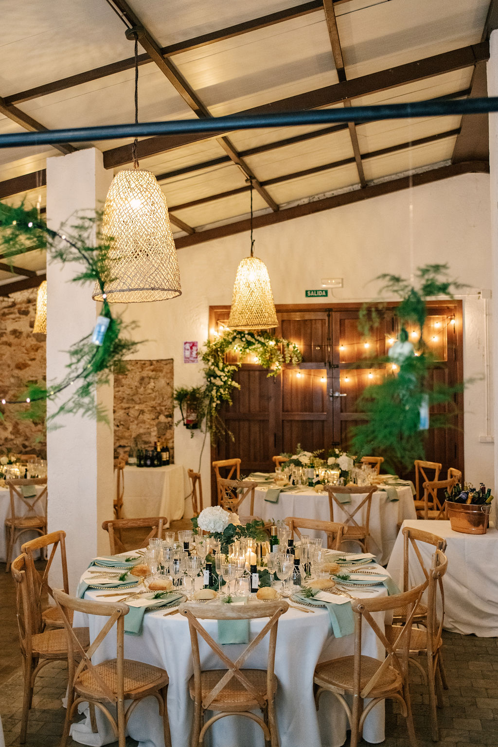 Festlich gedeckter Saal im Cortijo mit Rattan-Lampen, Cabo de Gata, Destination Hochzeit