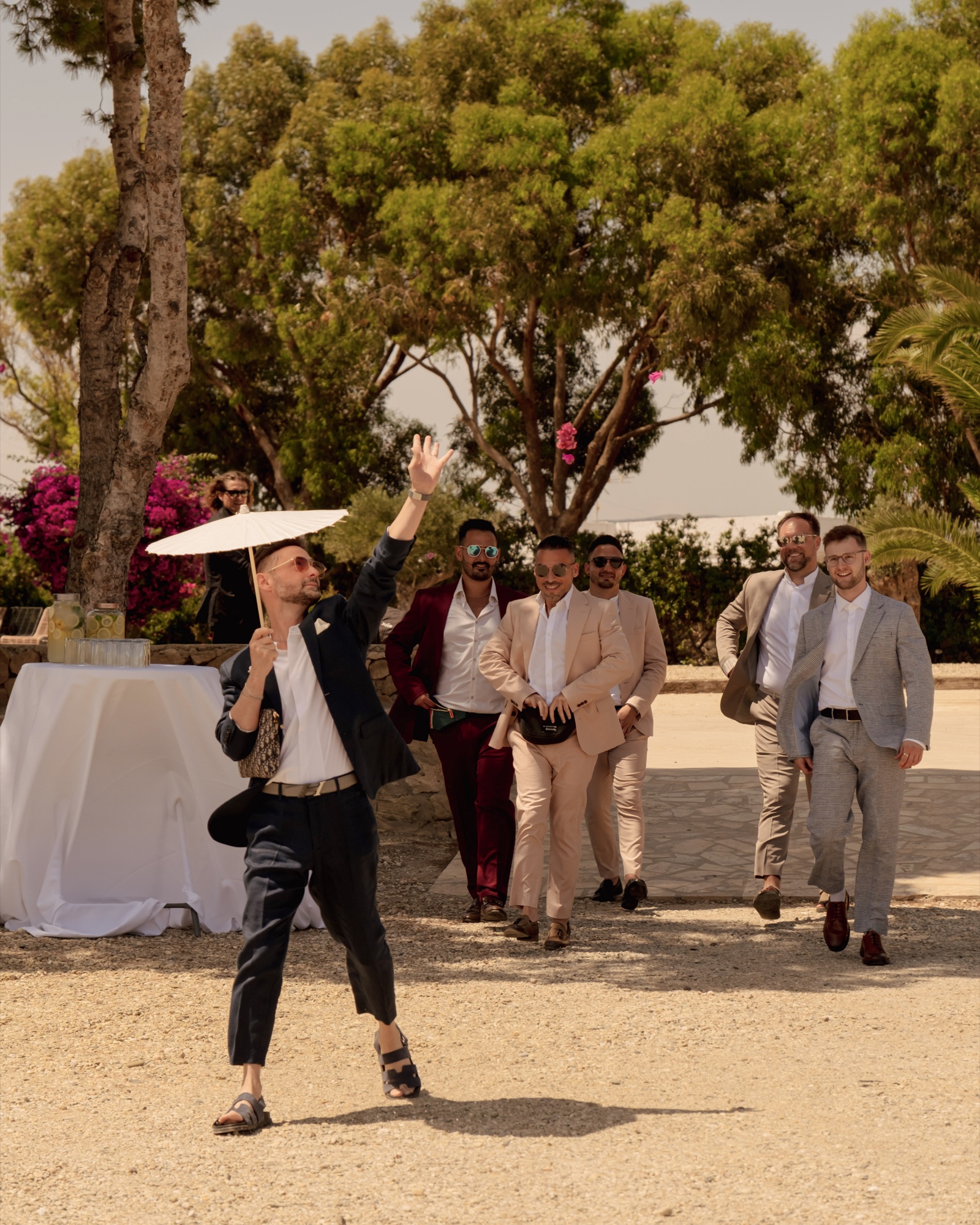 Hochzeitsgäste kommen mit weißem Sonnenschirm an, Location 17 Cabo de Gata, Sommerhochzeit in Almería