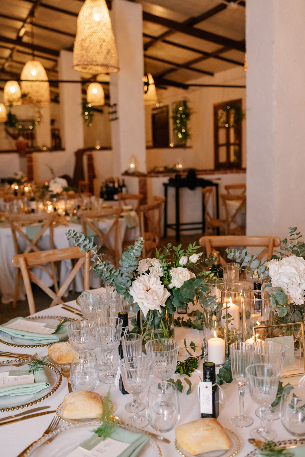 Tischdeko in Salbeigrün und Gold mit Eukalyptus, Cabo de Gata, elegante Hochzeit