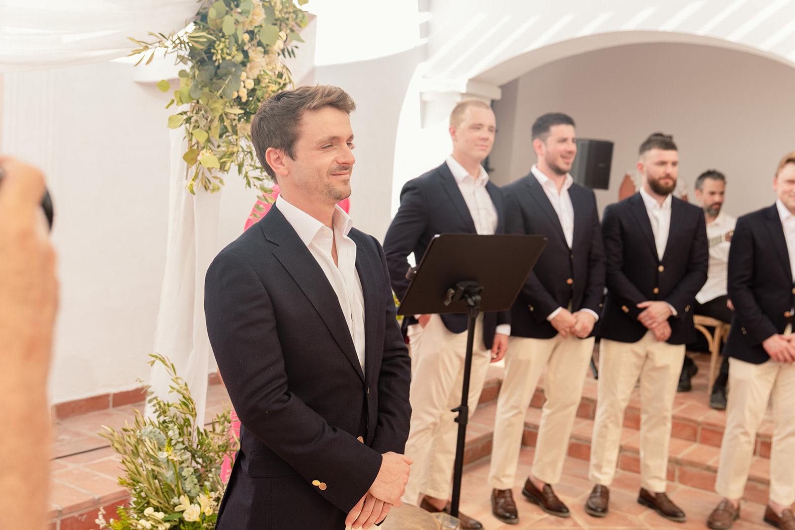 Bräutigam wartet mit seinen Trauzeugen am Traubogen, Finca bei Mojácar, Finca Hochzeit Andalusien