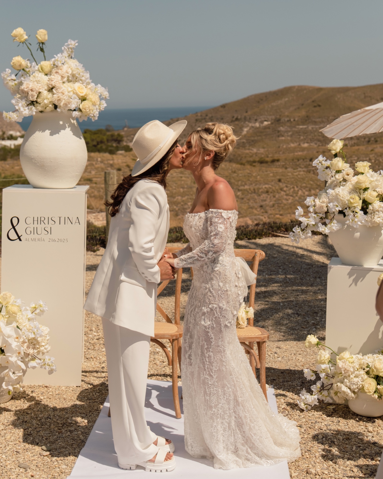 Erster Kuss der beiden Bräute nach dem Ja-Wort, Location 17 Cabo de Gata, gleichgeschlechtliche Hochzeit in Spanien