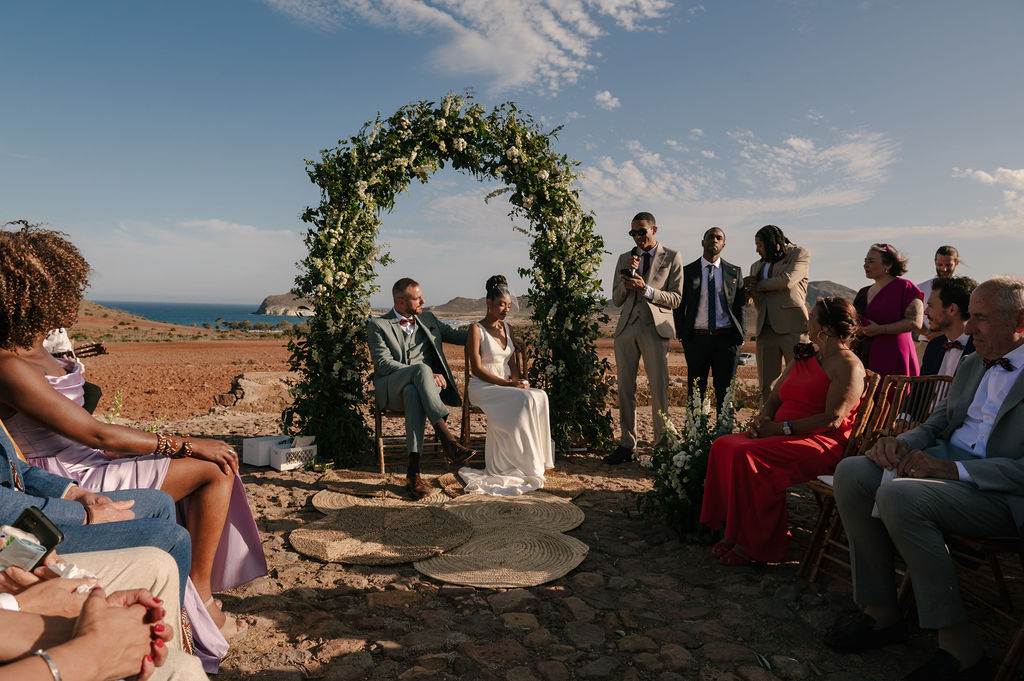 Freie Trauung mit Meerblick und Gästen, Cabo de Gata, Destination Hochzeit