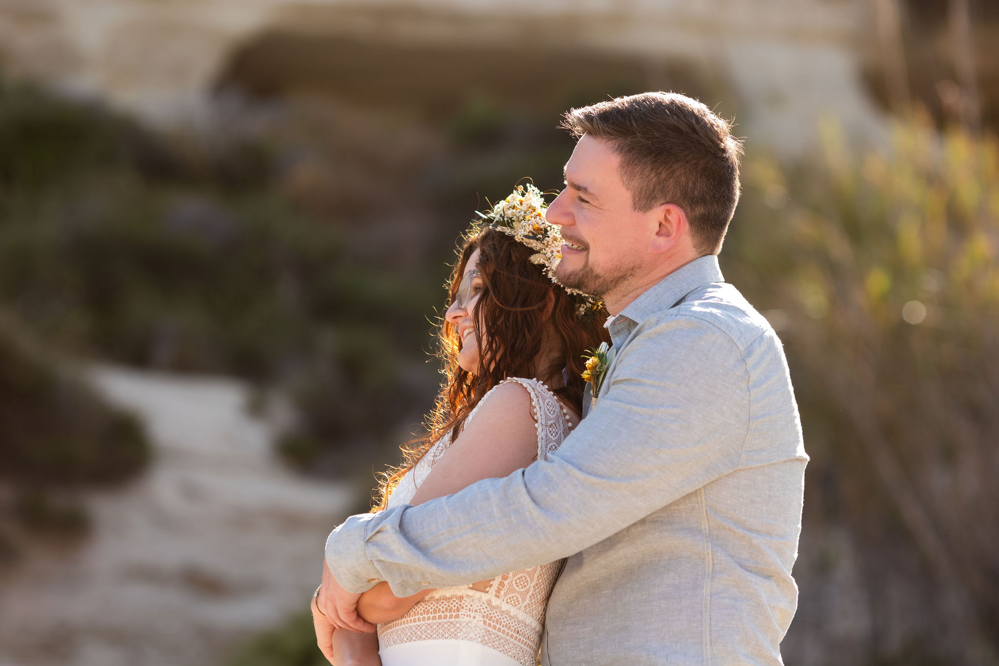 Brautpaar umarmt sich im goldenen Sonnenuntergang, Agua Amarga, Boho Strandhochzeit Cabo de Gata