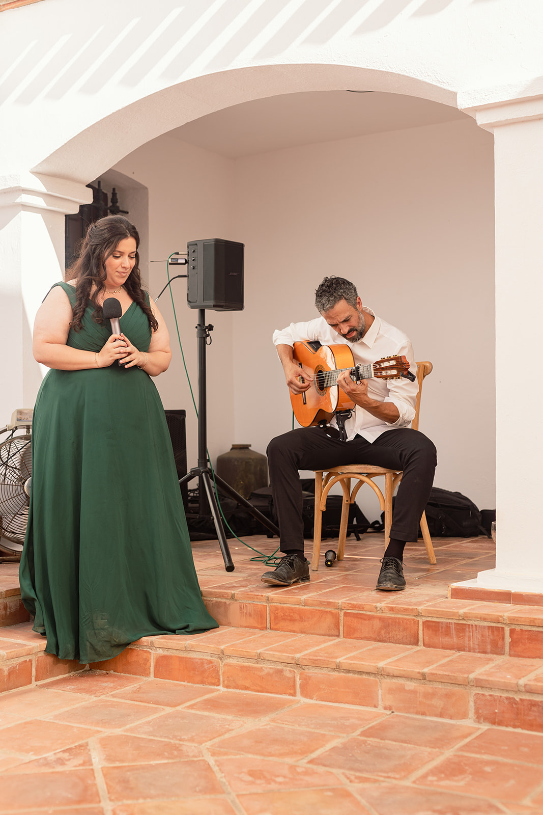 Sängerin und Gitarrist spielen live bei der freien Trauung, Finca bei Mojácar, Finca Hochzeit Andalusien