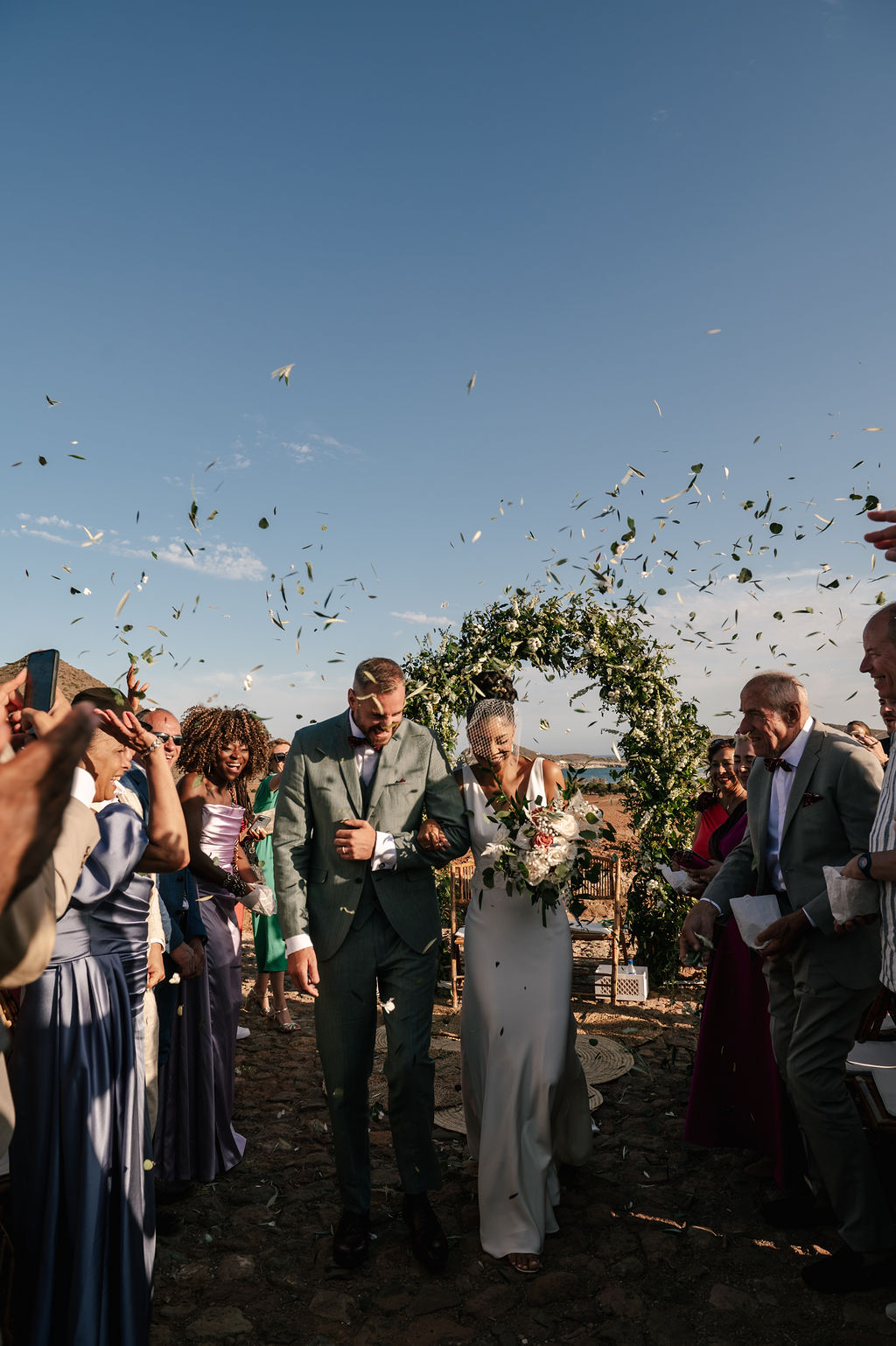 Auszug des Brautpaars im Konfettiregen, Cabo de Gata, Destination Hochzeit