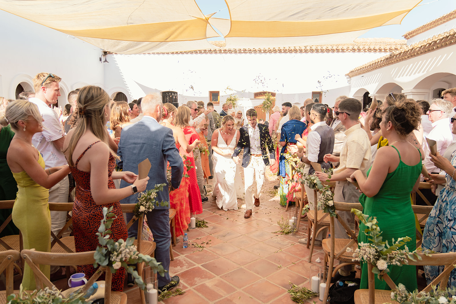 Auszug des Brautpaars durch den Konfettiregen unter dem Sonnensegel, Mojácar, Finca Hochzeit Andalusien