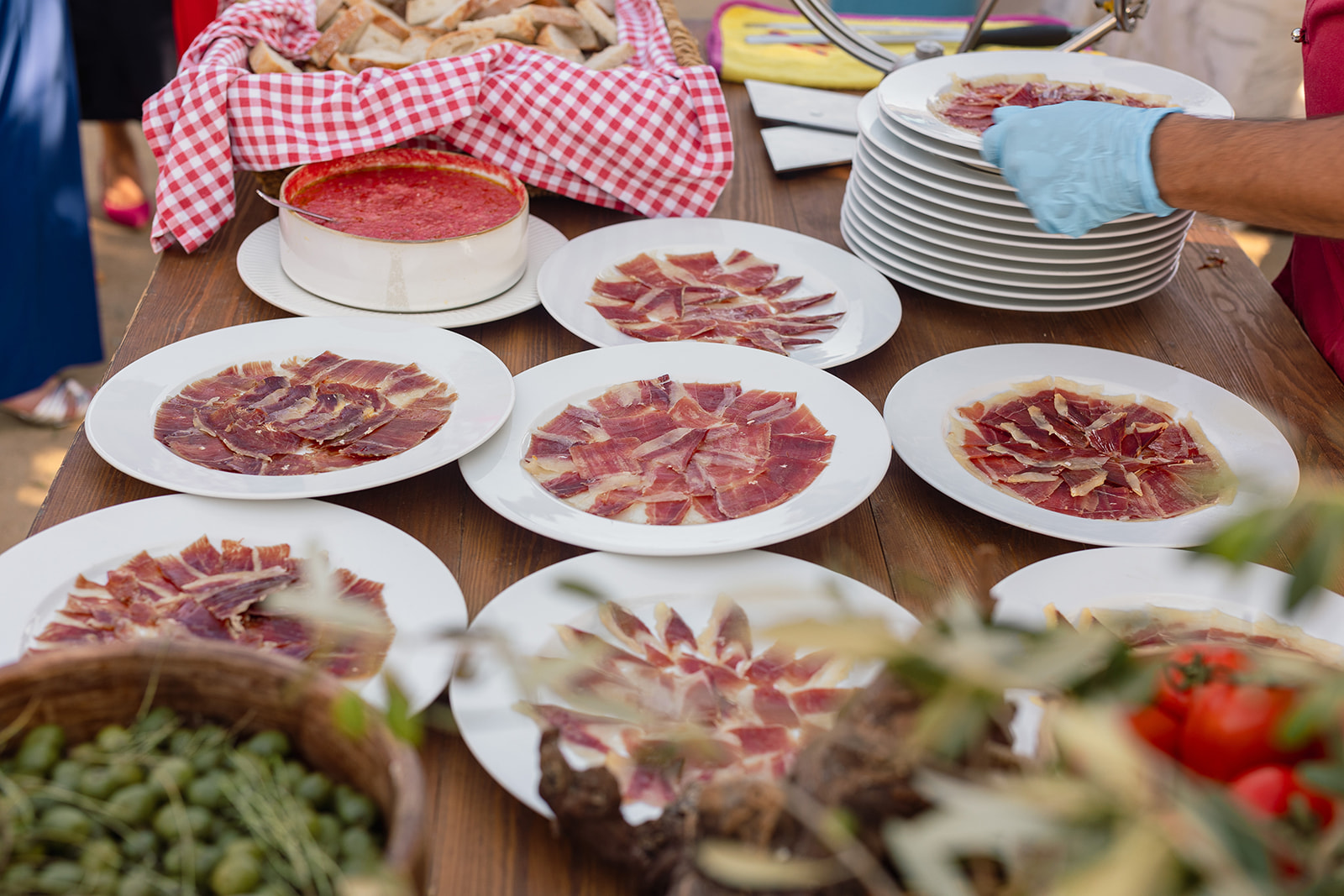 Teller mit Jamón Ibérico und Oliven beim Tapas-Aperitif, Almería, Finca Hochzeit Andalusien