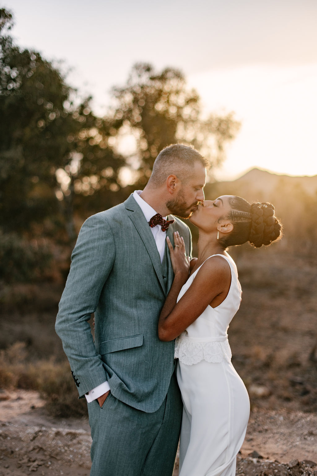 Brautpaar küsst sich in der goldenen Stunde, Cabo de Gata, Destination Hochzeit