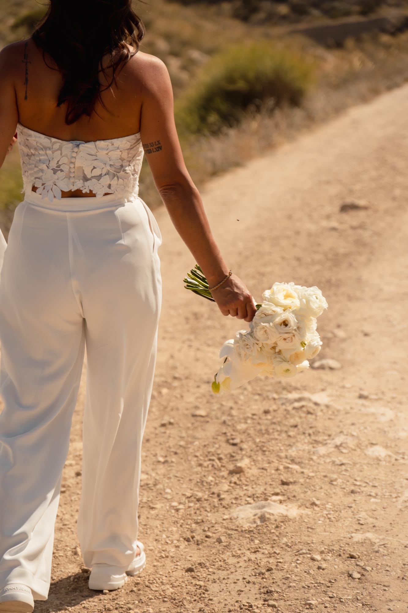 Weißer Brautstrauß aus Rosen und Orchideen in der Hand, Cabo de Gata, Brautstrauß ganz in Weiß