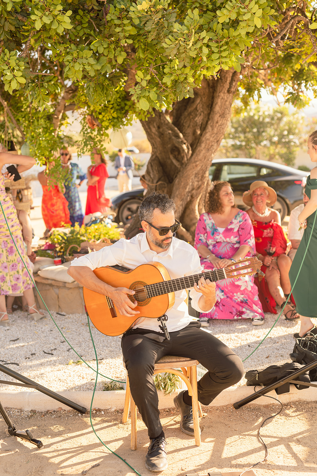 Spanischer Gitarrist spielt unter dem Baum beim Sektempfang, Finca bei Mojácar, Finca Hochzeit Andalusien