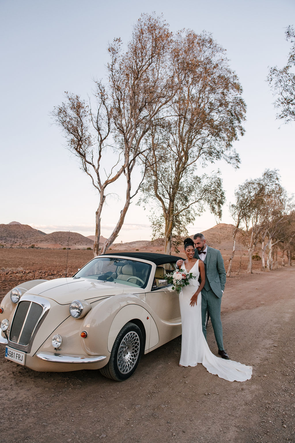 Brautpaar am cremefarbenen Oldtimer-Cabrio, Cabo de Gata, Destination Hochzeit