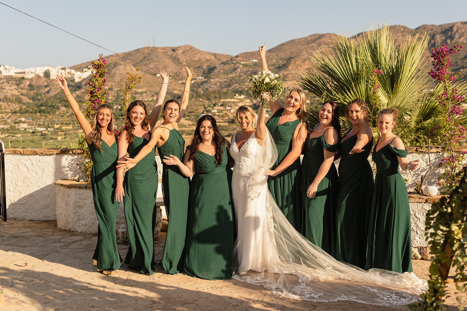 Braut mit ihren acht Brautjungfern in grünen Kleidern vor den Bergen, Mojácar, Finca Hochzeit Andalusien
