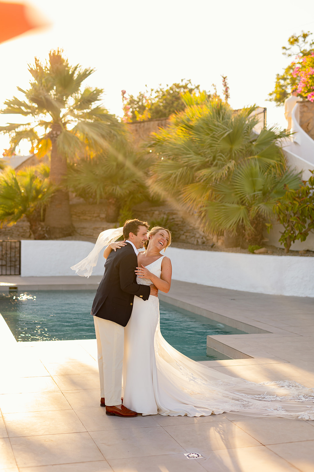 Brautpaar lacht am Pool im goldenen Abendlicht, Finca bei Mojácar, Finca Hochzeit Andalusien