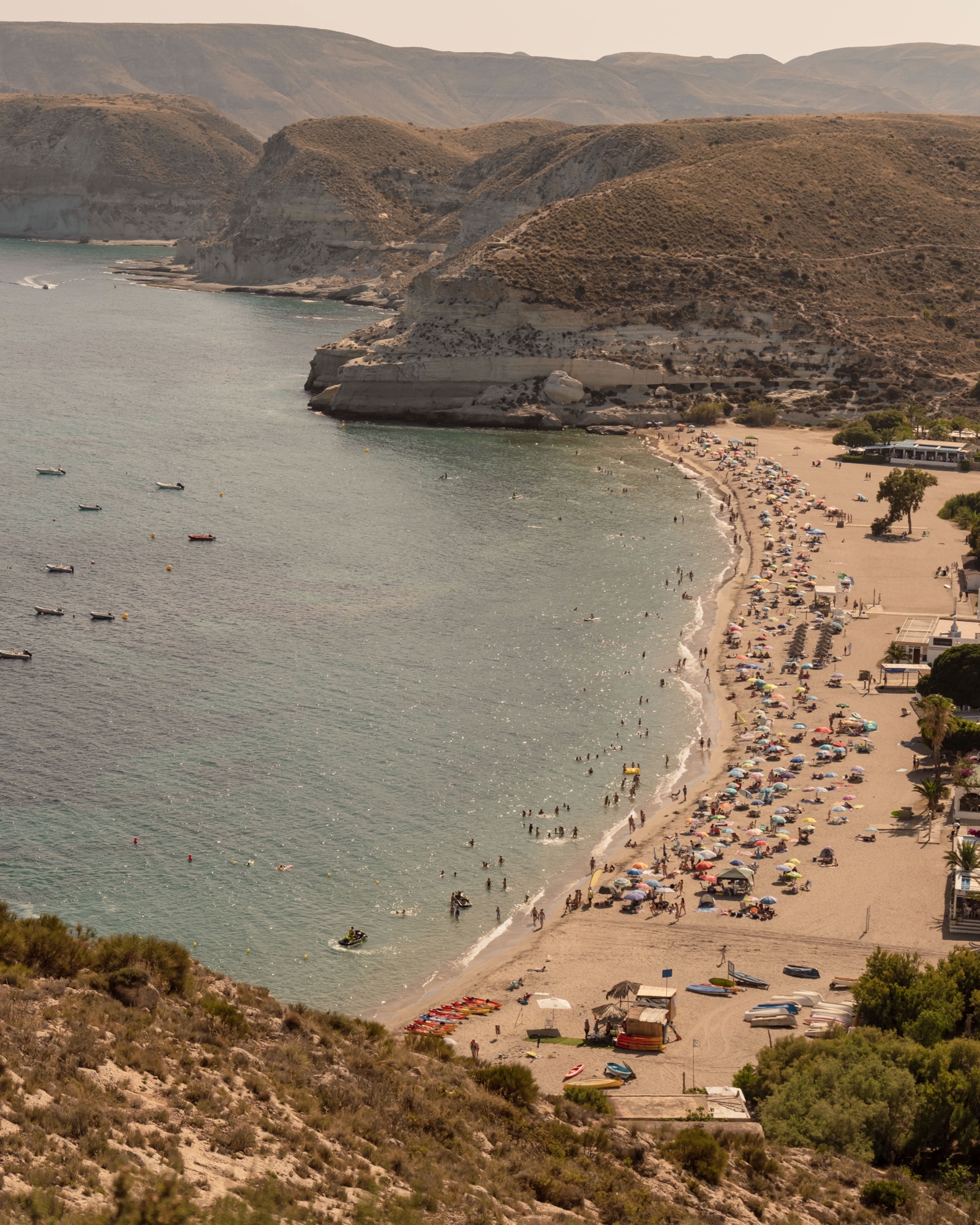 Blick von oben auf die Bucht von Agua Amarga, Cabo de Gata Almería, Hochzeitslocation am Meer