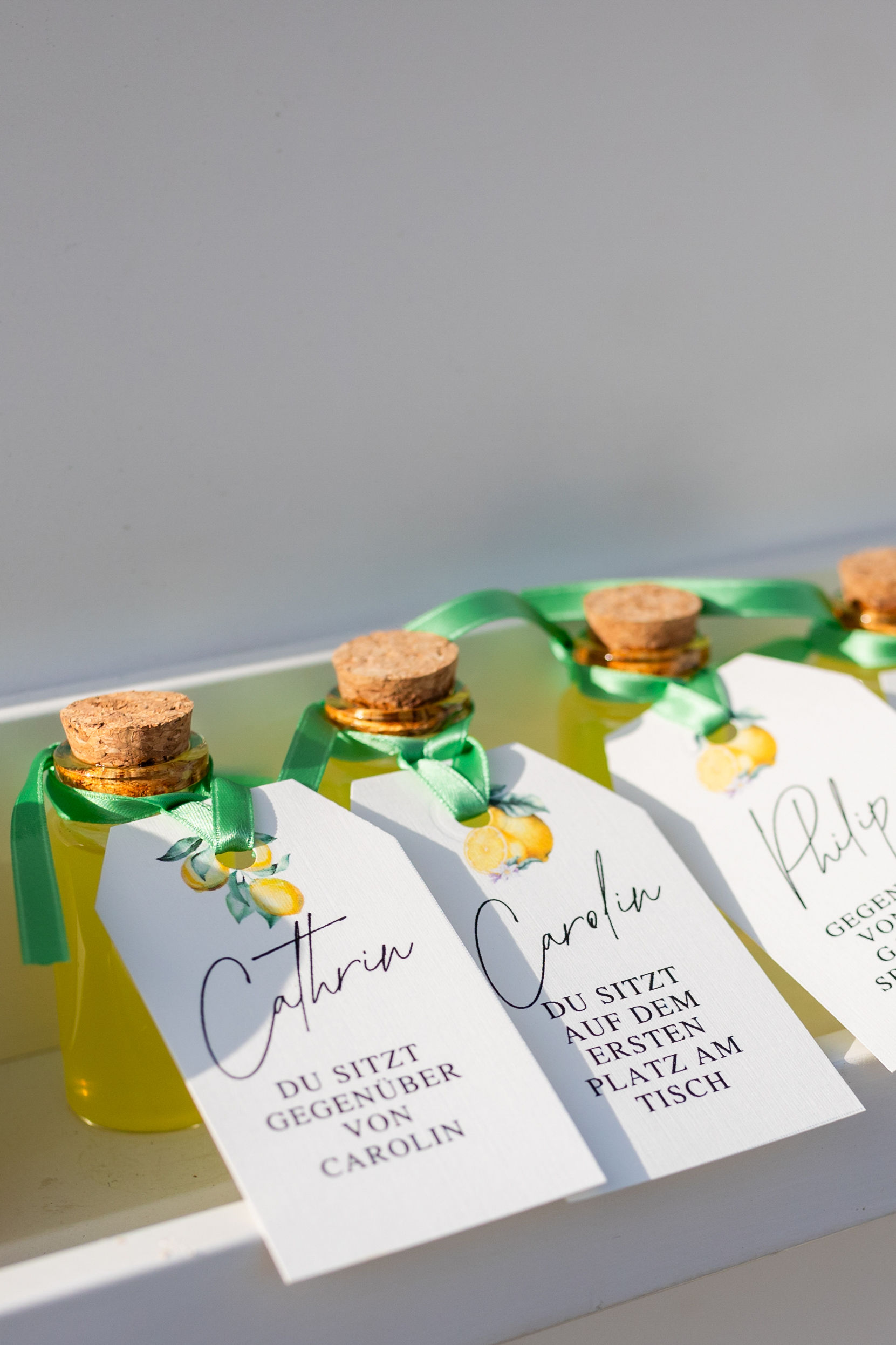 Limoncello-Fläschchen als Gastgeschenk und Platzkarten mit Zitronen-Illustration, Boho Strandhochzeit Cabo de Gata
