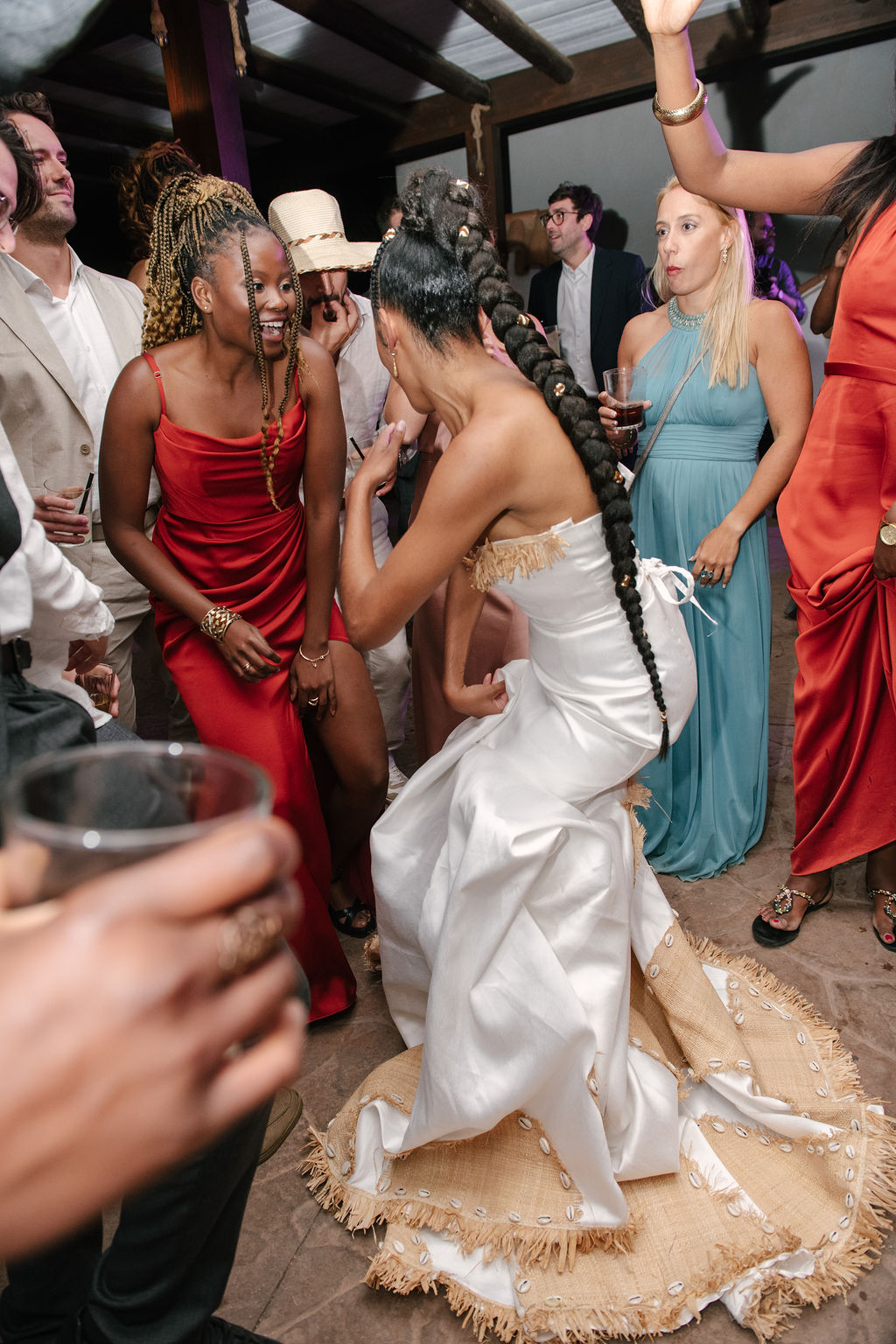 Braut tanzt im zweiten Kleid mit Gästen, Cabo de Gata, Destination Hochzeit