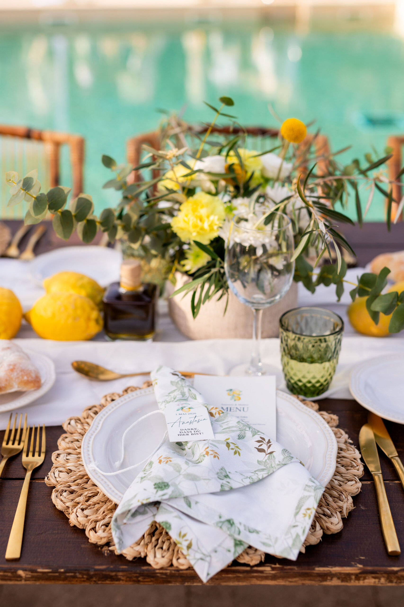 Gedeck mit Zitronen-Serviette, Goldbesteck und Menükarte, Boho Strandhochzeit Cabo de Gata