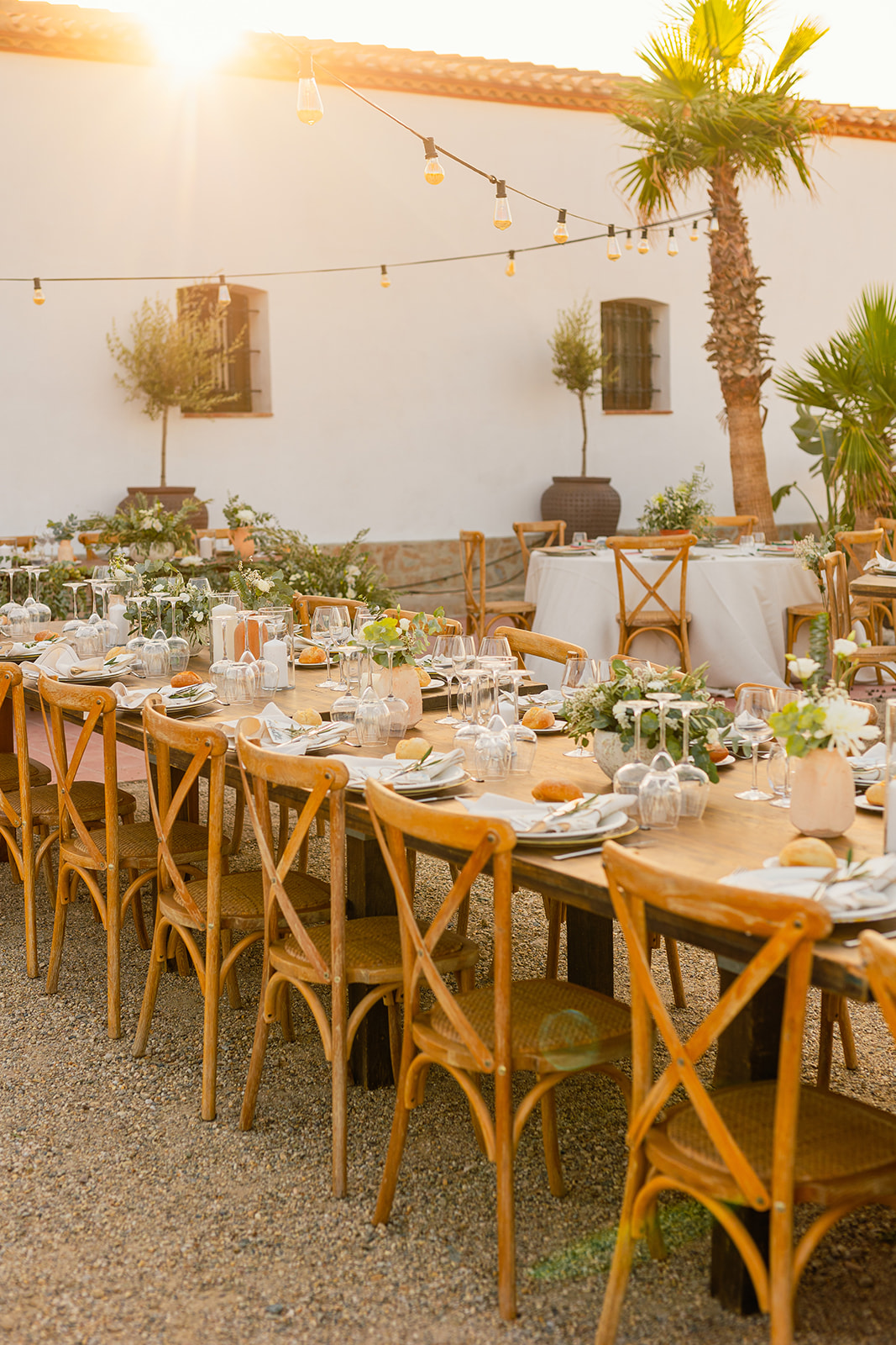 Lange Holztafel im Innenhof, gedeckt im Abendlicht, Finca bei Mojácar, Finca Hochzeit Andalusien
