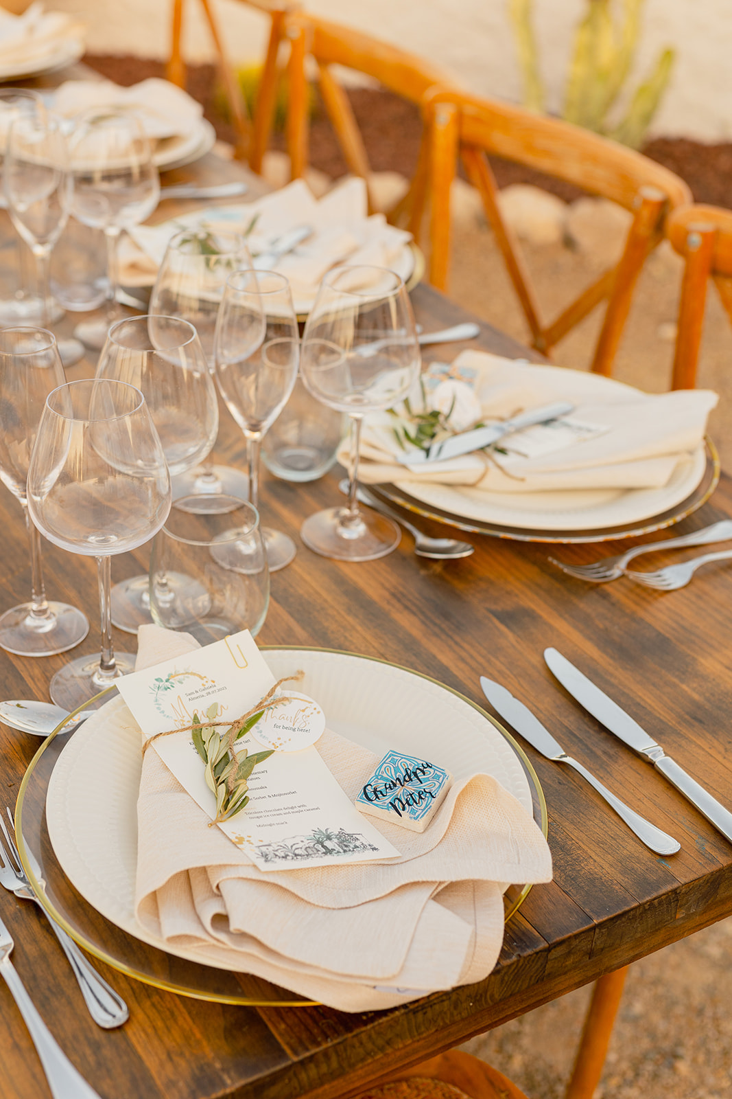 Gedeck mit Menükarte, Olivenzweig und handbemalter Fliese als Platzkarte, Mojácar, Finca Hochzeit Andalusien