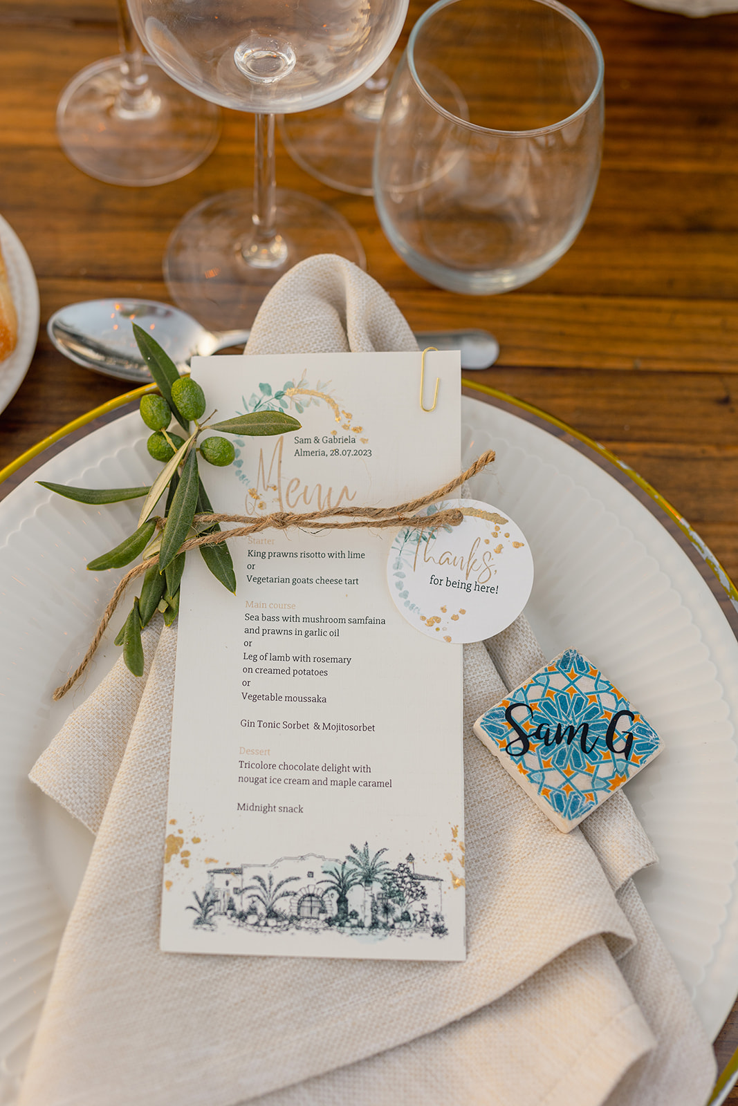 Menükarte mit Olivenzweig und Fliesen-Platzkarte auf Leinenserviette, Almería, Finca Hochzeit Andalusien